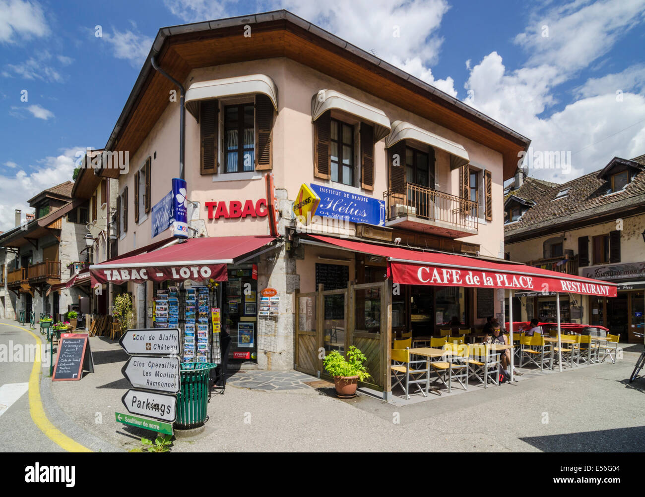 Cafe e tabac in Menthon-Saint-Bernard, Annecy, Haute-Savoie, Rhone-Alpes, Francia Foto Stock