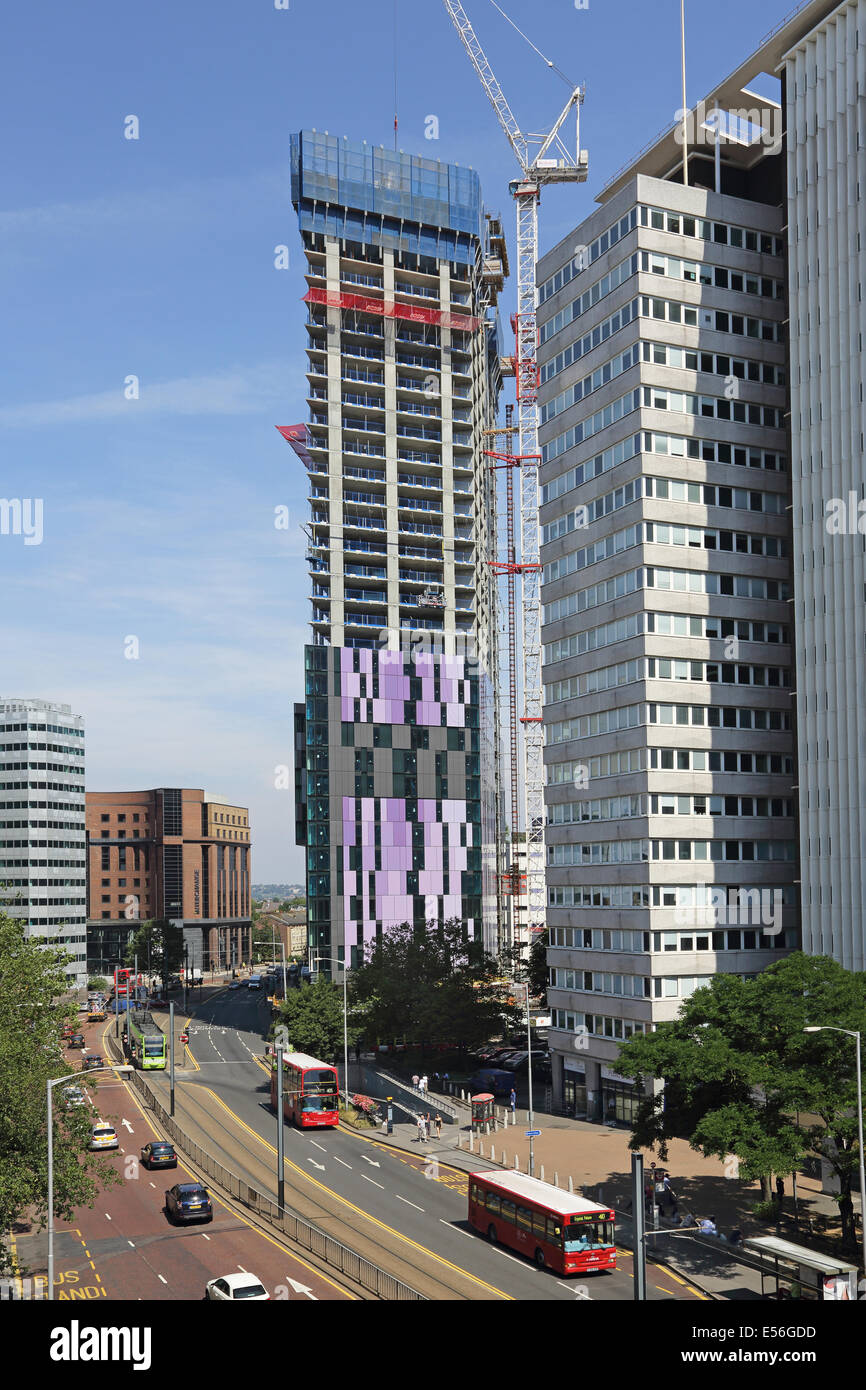 Costruzione di un nuovo blocco residenziale a Wellesley Road, Croydon, Regno Unito. Un moderno, urban a doppia carreggiata. Mostra gli autobus e tram vetture Foto Stock
