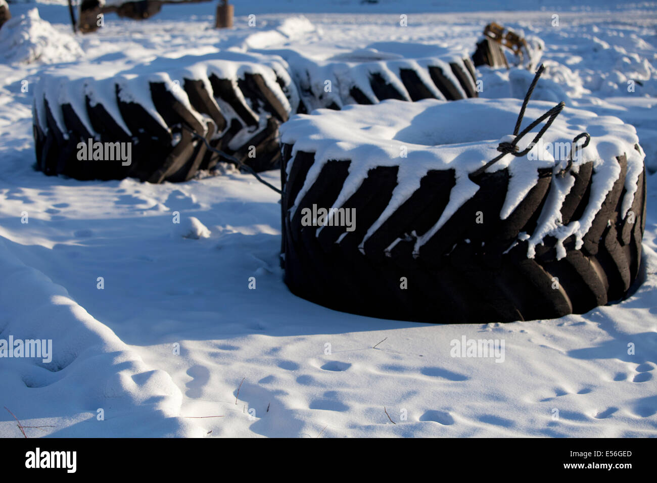 Coperta di neve pneumatici del trattore Foto Stock