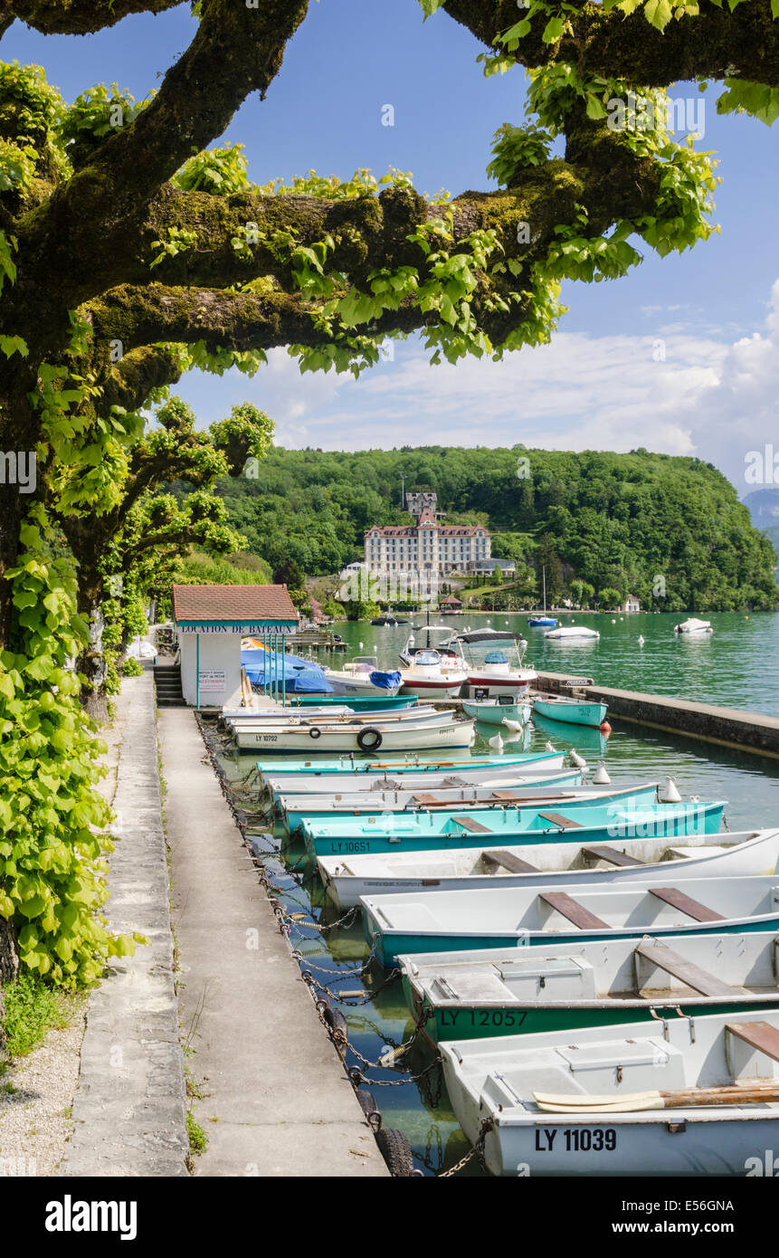 Barche lungo la riva del lago di Annecy, Menthon-Saint-Bernard, Annecy, Haute-Savoie, Rhone-Alpes, Francia Foto Stock