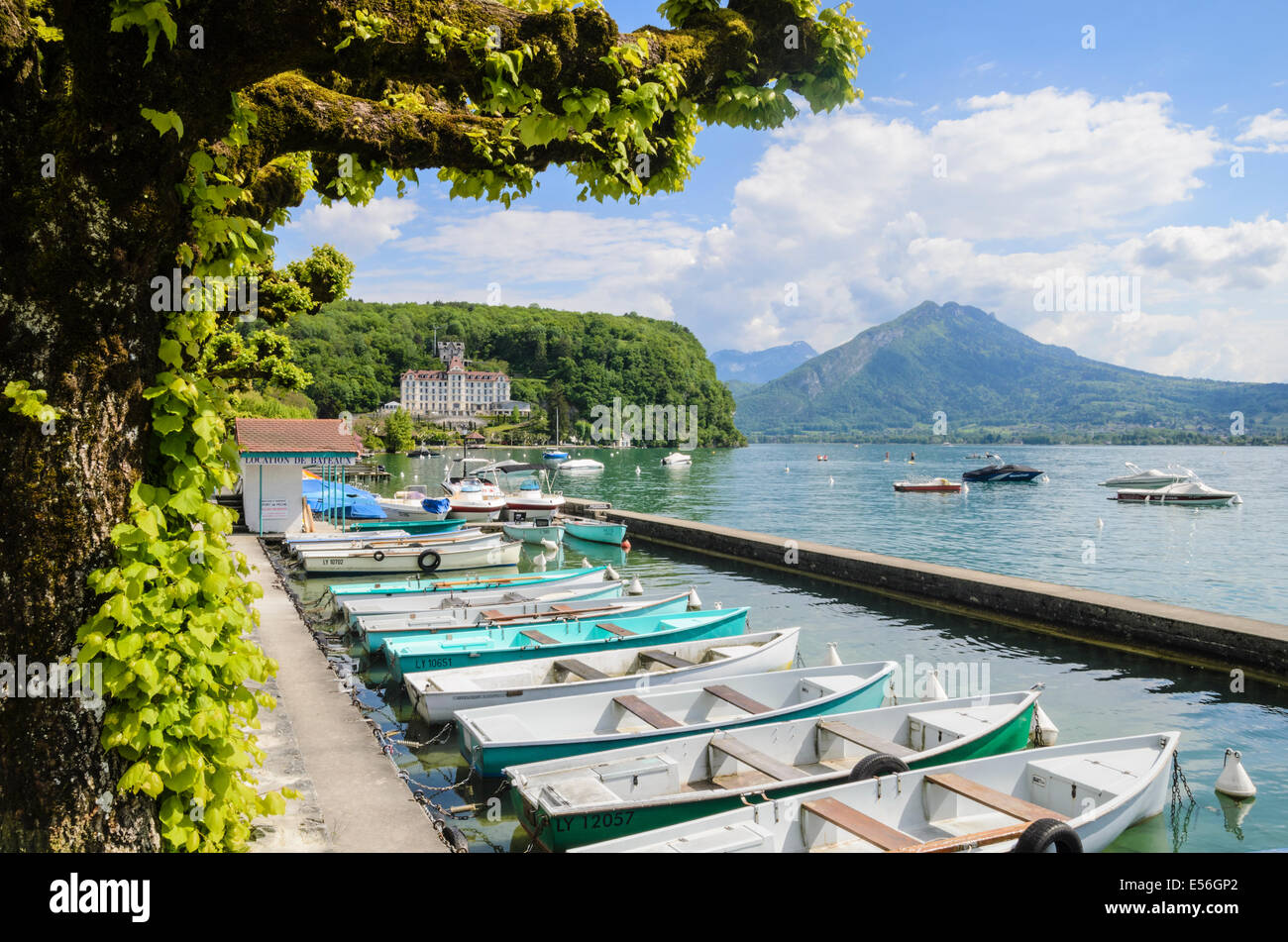 Barche lungo la riva del lago di Annecy, Menthon-Saint-Bernard, Annecy, Haute-Savoie, Rhone-Alpes, Francia Foto Stock