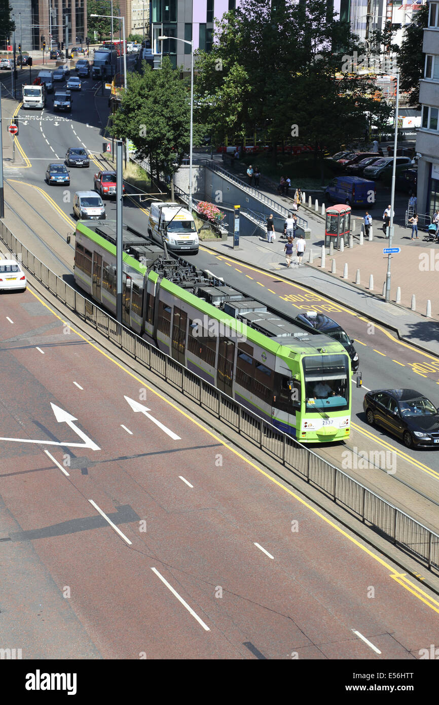 Un tram su Croydon Tramlink sistema viaggia verso sud su Wellesley Road nel centro città di Croydon Foto Stock