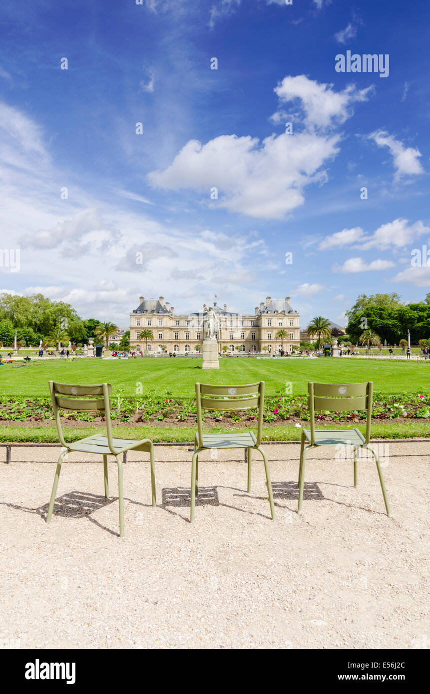 Tre Fermob sedie di fronte al Palais du Luxembourg, Jardin du Luxembourg, 6th Arrondissement, Parigi, Francia Foto Stock