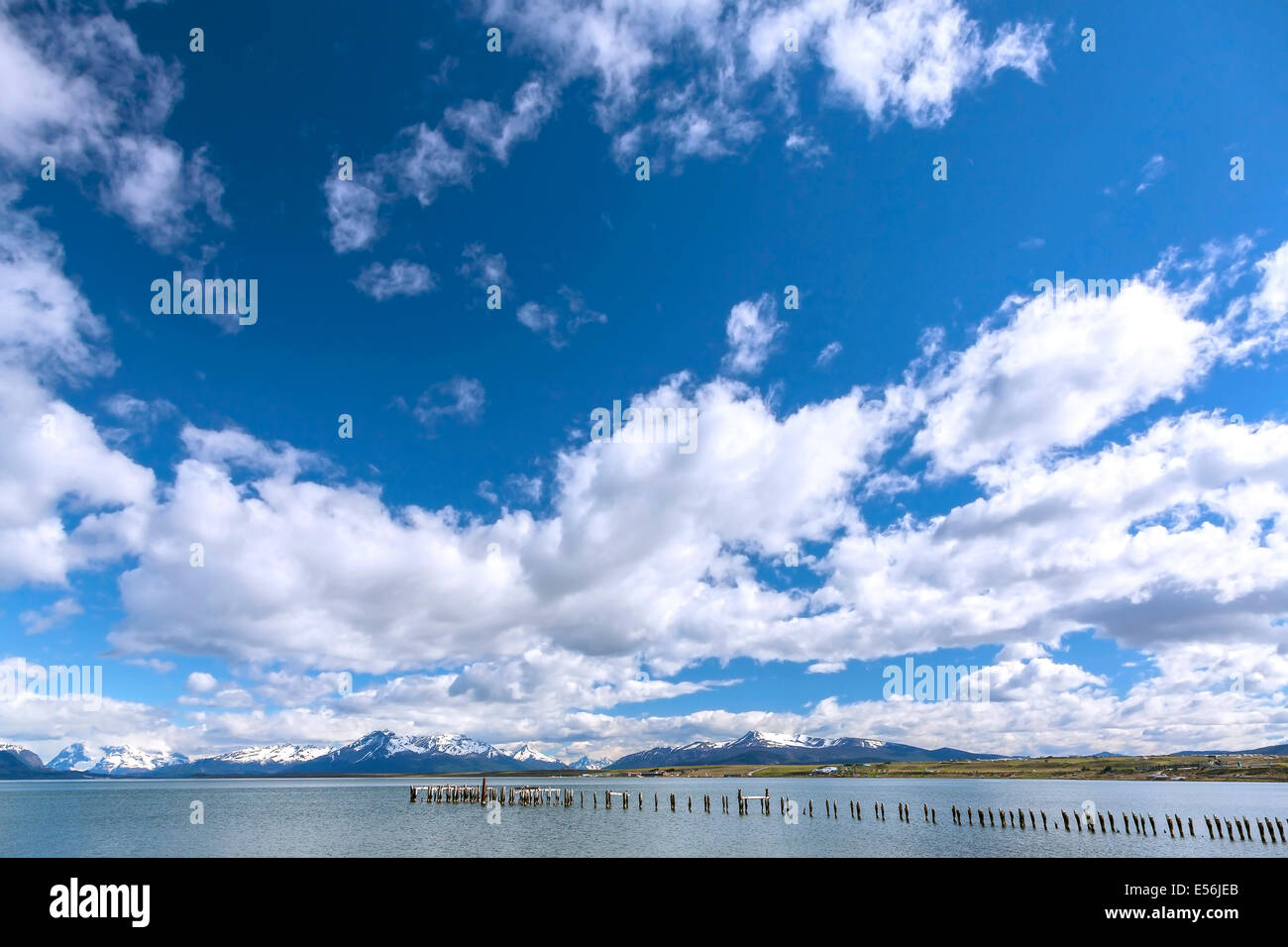 Cielo di nuvole sopra le montagne e il lago Foto Stock