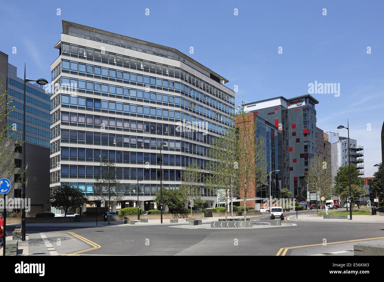 Dingwall Road Croydon. Recentemente risviluppata incrocio con la nuova architettura paesaggistica e rinnovato ufficio blocchi vicino a stazione di East Croydon Foto Stock