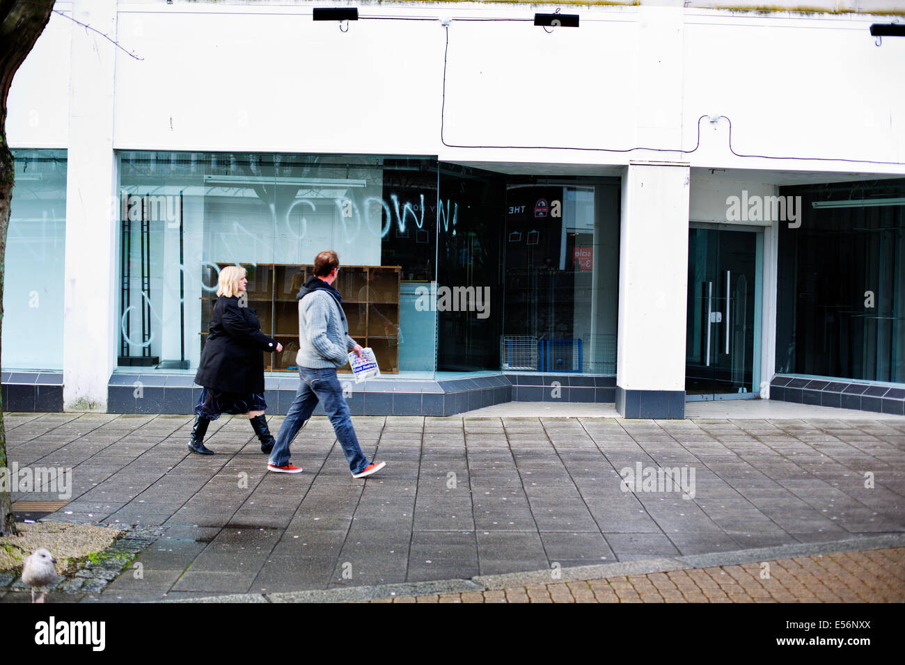 Una corsa verso il basso street in Plymouth mostra vuoto chiuso negozi Foto Stock