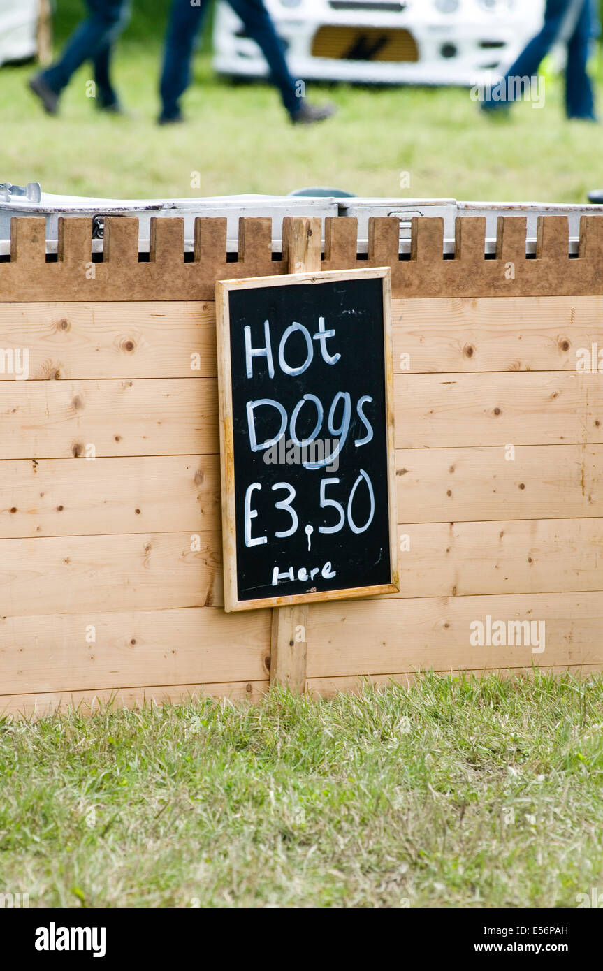 Hot Dog cani evento food catering costo prezzo costoso margine esorbitante profitto costosi captive retail marketing mercato mark Foto Stock