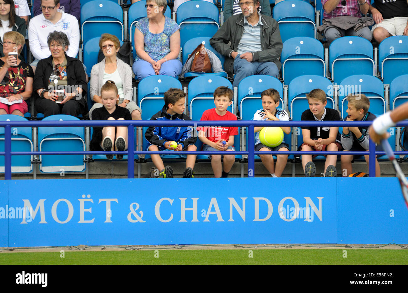 Aegon International Tennis, Eastbourne, 2014. Guardare i bambini giocare Foto Stock