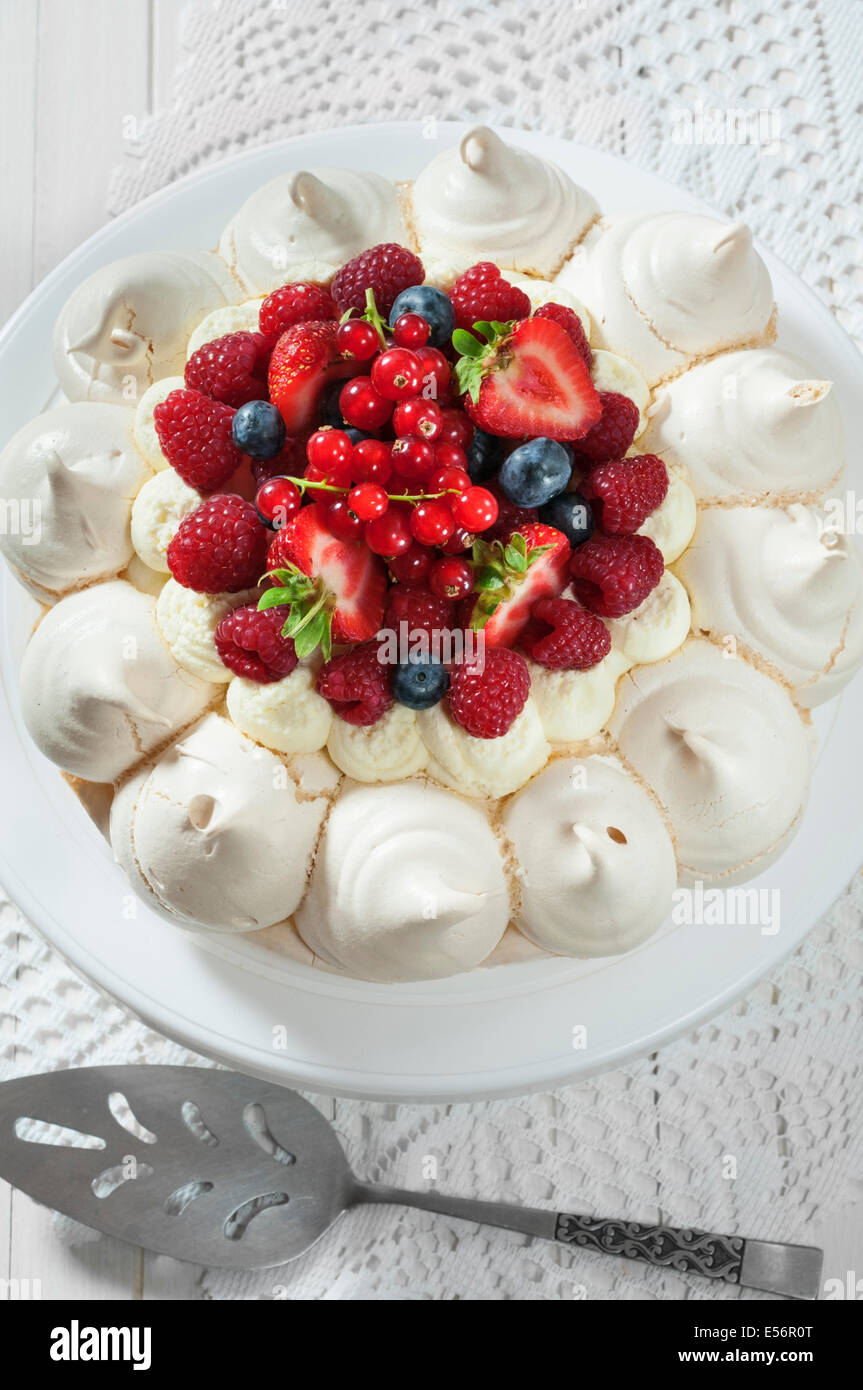 Frutti estivi pavlova. Meringa e la crema dessert Foto Stock