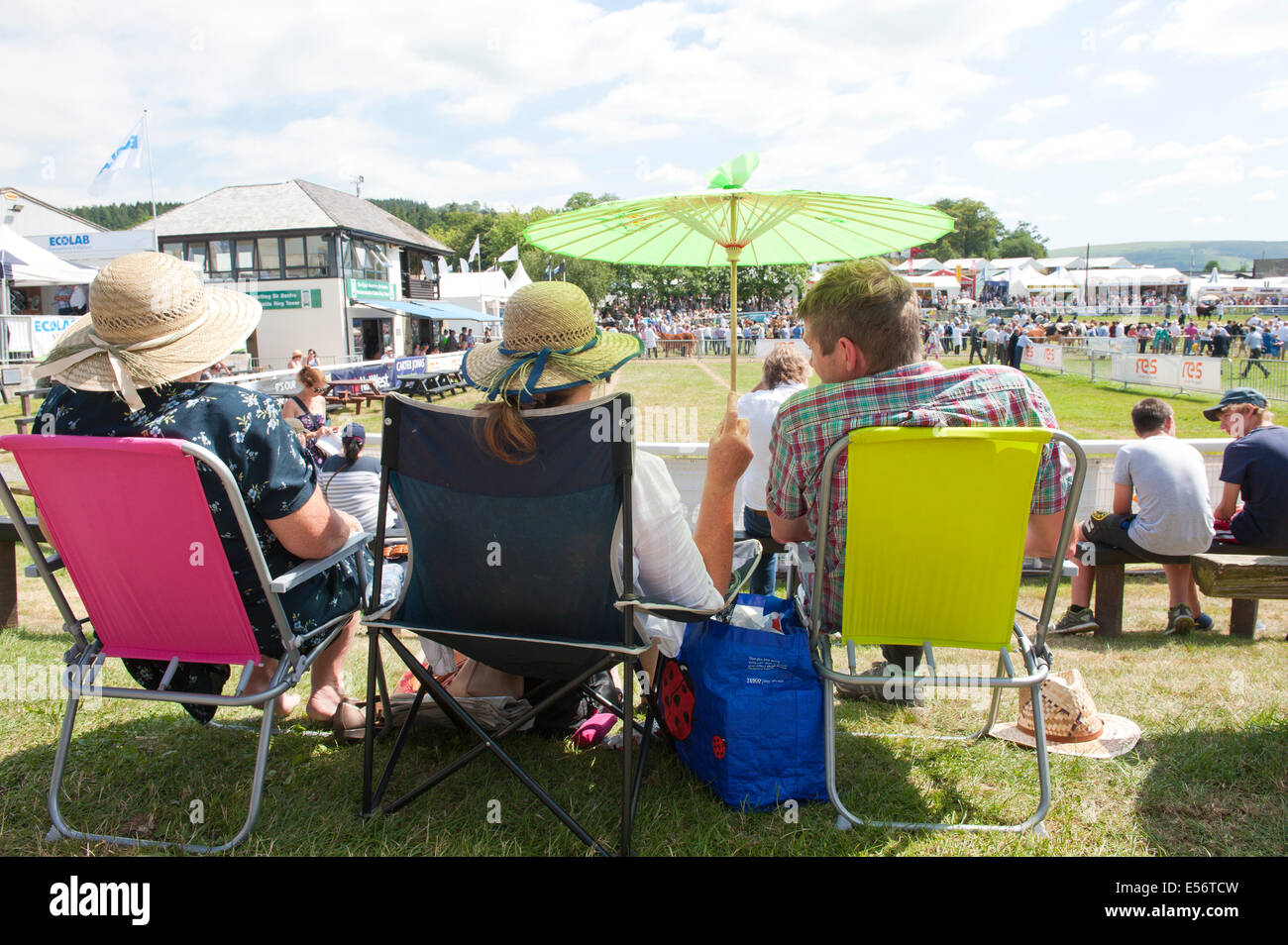 Llanelwedd, UK. Il 22 luglio 2014. Molto caldo e soleggiato il secondo giorno. Un numero record di visitatori in eccesso di 240.000 sono attesi questa settimana durante i quattro giorni dell'Europa la più grande mostra dell'agricoltura. Classi di bestiame e i premi speciali hanno attratto 8.000 voci plus, 670 in più rispetto allo scorso anno. La prima mai Royal Welsh Show è stato a Aberystwyth in 1904 ed ha attirato 442 voci di bestiame. Credito: Graham M. Lawrence/Alamy Live News. Foto Stock