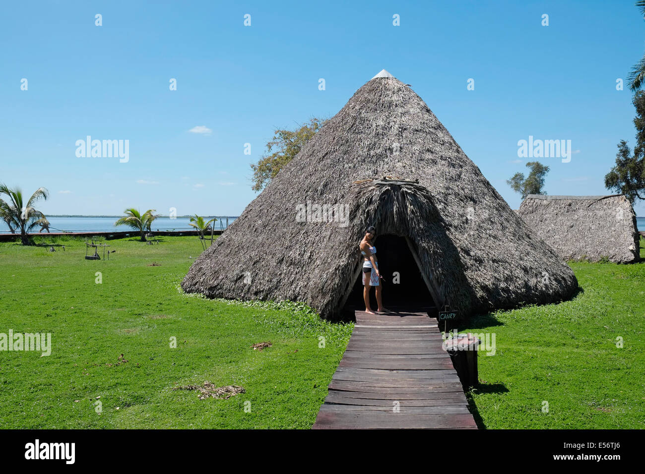 Una ricostruzione di un tipico pre-colombiana in un villaggio indiano a Guamá sulla Palude di Zapata, Cuba. Foto Stock