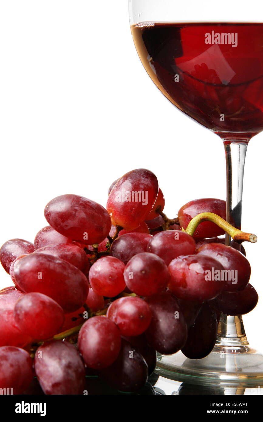 Due bicchieri di vino rosso e uva isolate su sfondo bianco Foto Stock