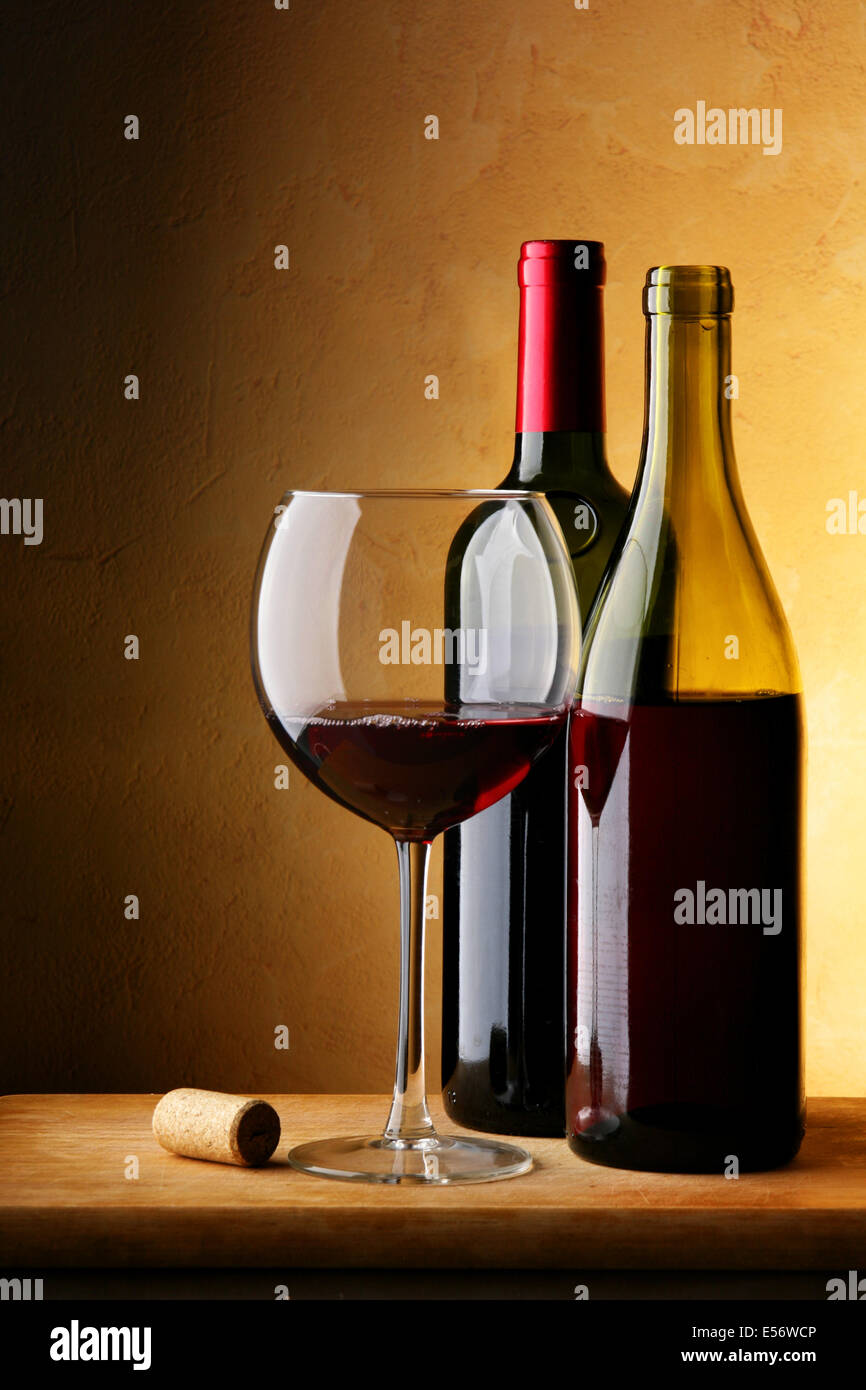 Still-life con bottiglia di vino rosso e vetro Foto Stock
