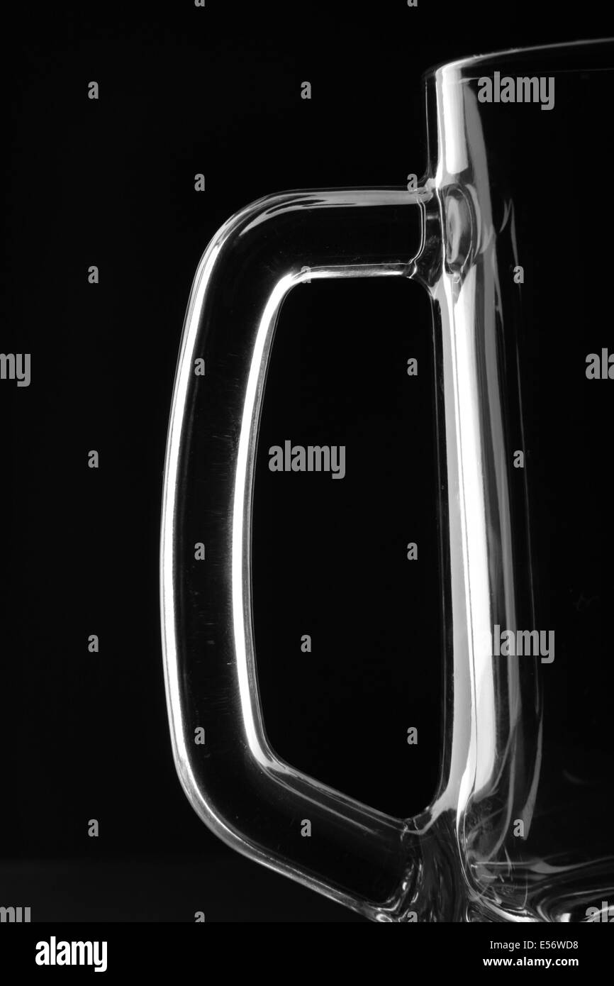 Parte del boccale di birra close-up su sfondo nero Foto Stock