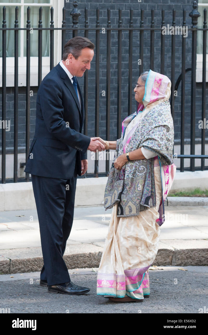 A Downing Street, Londra, Regno Unito. Il 22 luglio 2014. Bangladese in Primo Ministro Sheikh Hasina, è accolto da David Cameron al 10 di Downing Street. Foto Stock