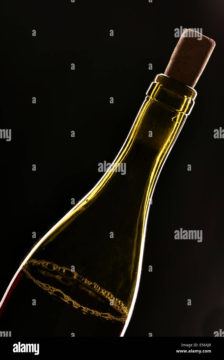 Delineare una bottiglia di vino rosso su sfondo nero Foto Stock