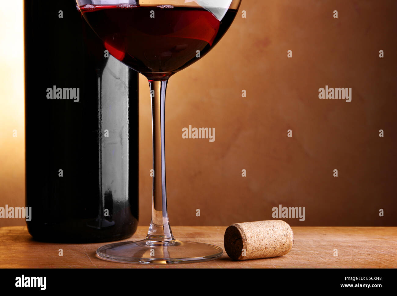 Still-life con bottiglia di vino, sughero e vetro Foto Stock