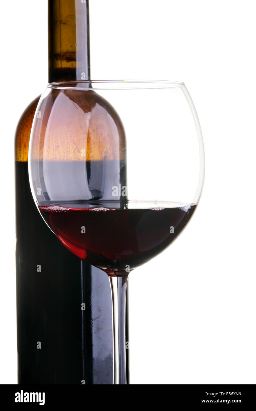 Vetro e una bottiglia di vino rosso isolato su sfondo bianco Foto Stock