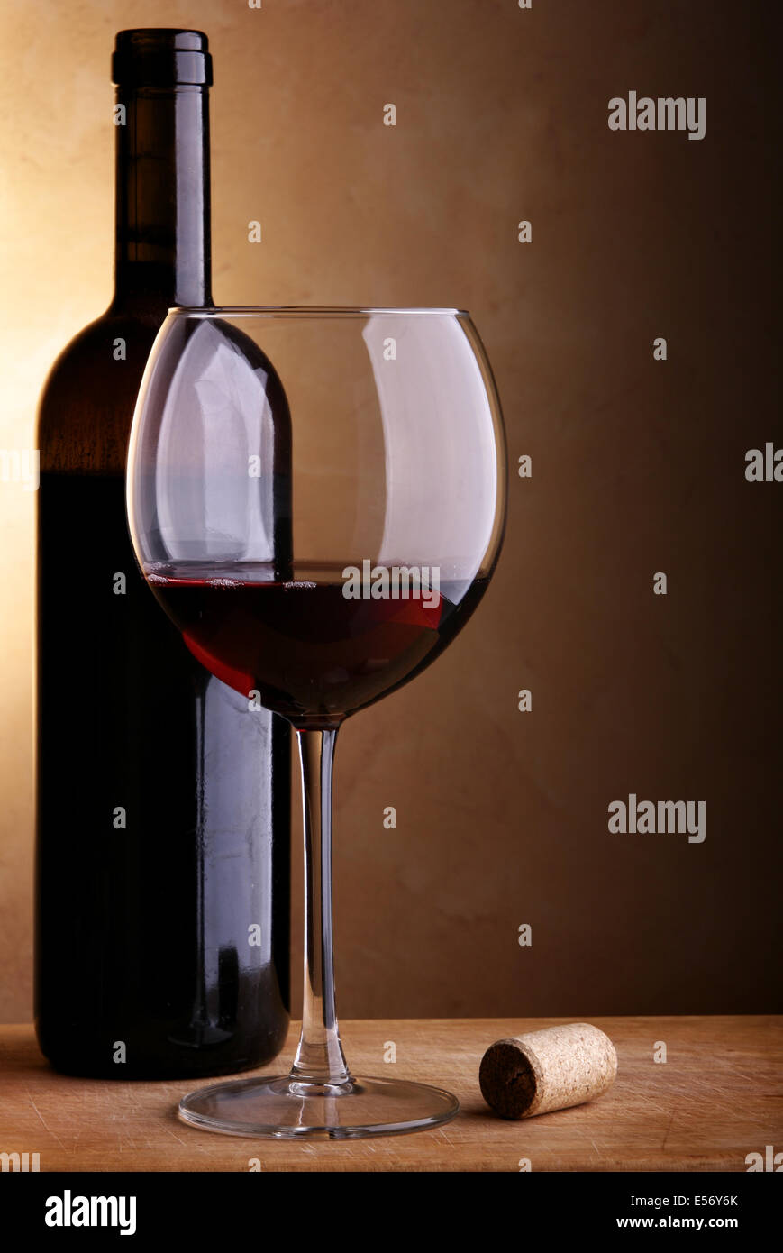 Still-life con il vino una bottiglia di vino rosso e vetro Foto Stock