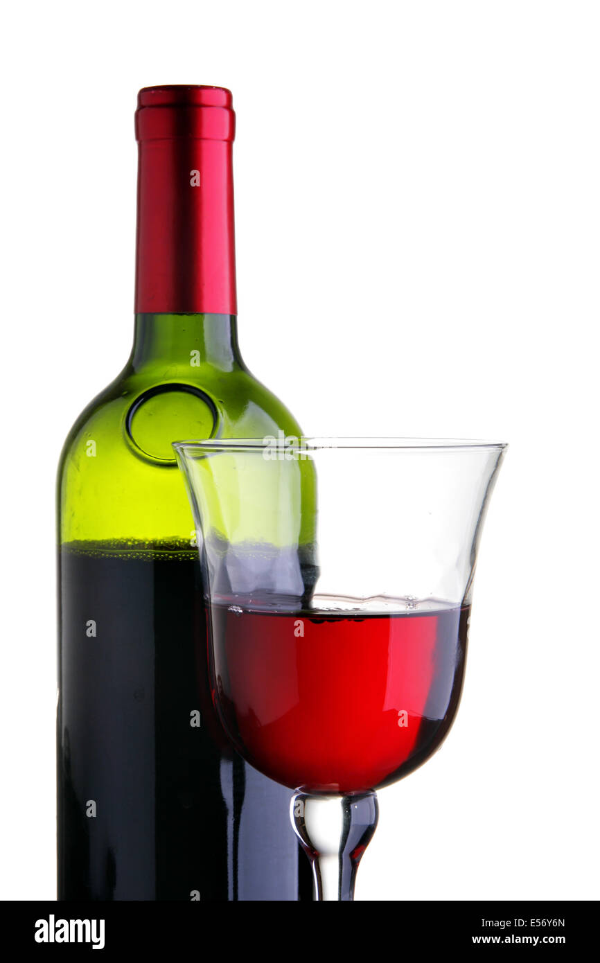 Vetro e una bottiglia di vino rosso isolato su sfondo bianco Foto Stock