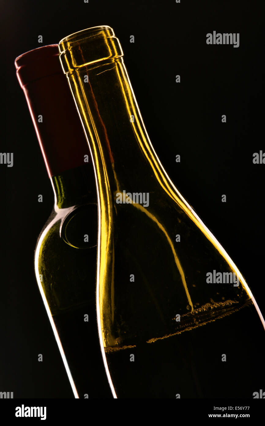 Due bottiglie di vino di close-up su sfondo nero Foto Stock