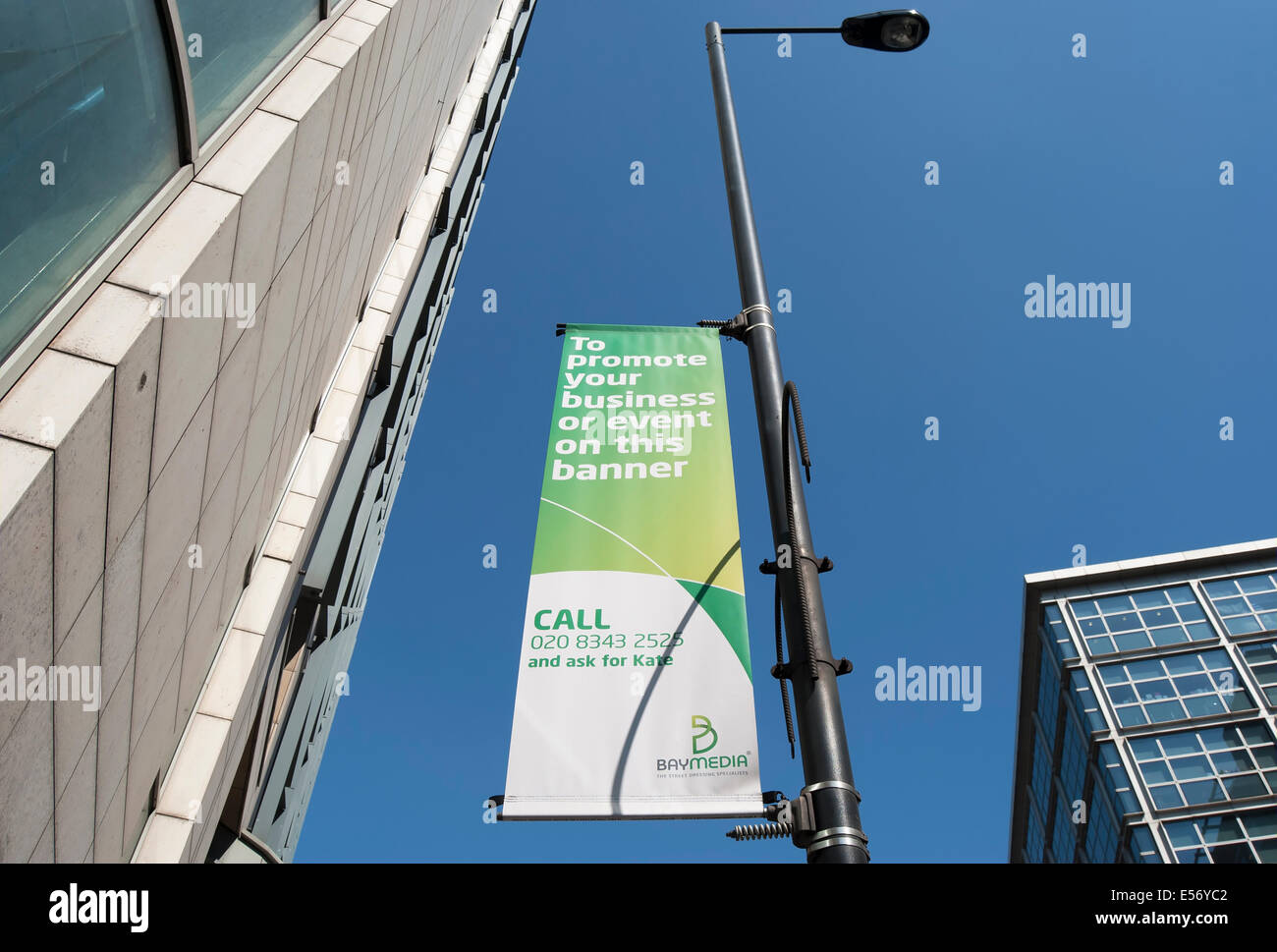 Banner pubblicitari banner spazio per promuovere le aziende o gli eventi, Hammersmith, Londra, Inghilterra Foto Stock