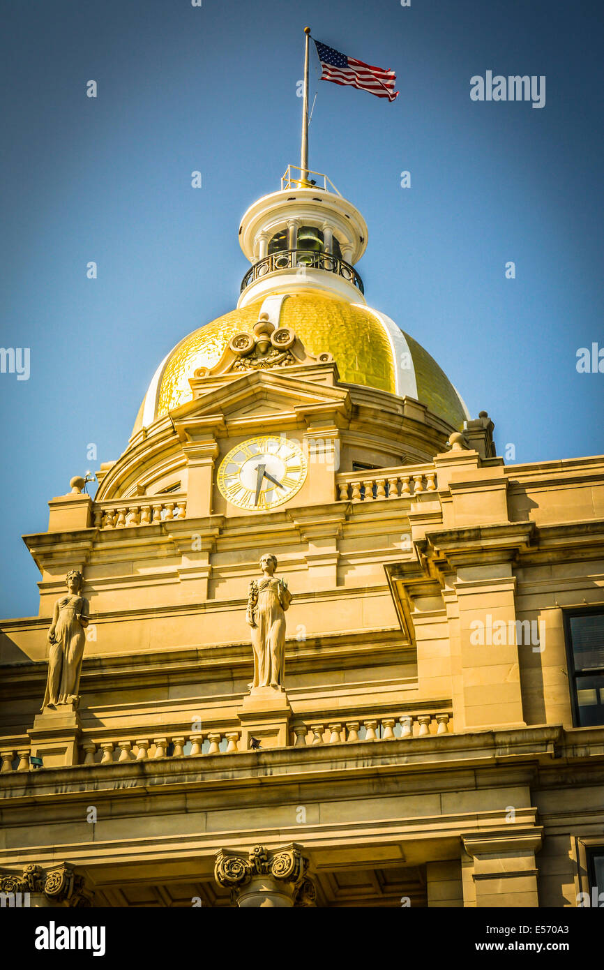 Savannah è il Municipio (1906) è il più caratteristico edificio della città con la sua torre dell Orologio sormontato da un 23-KT foglia oro dome Foto Stock