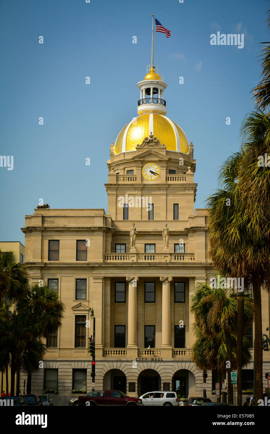 Savannah è il Municipio (1906) è il più caratteristico edificio della città con la sua torre dell Orologio sormontato da un 23-KT foglia oro dome Foto Stock
