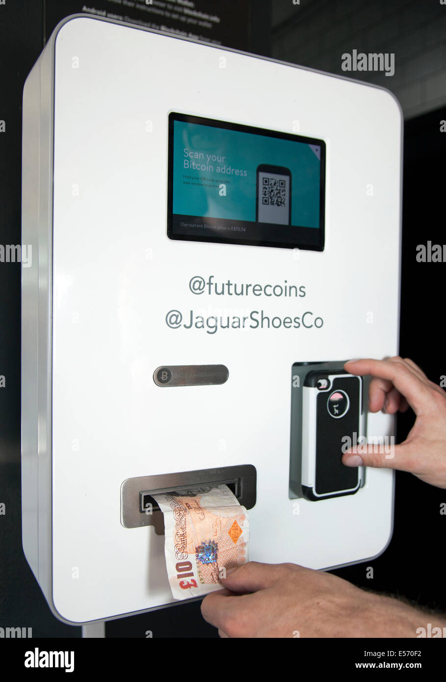 Primo DEL REGNO UNITO, IL Bitcoin ATM nella vecchia stazione di Shoreditch  cafe/bar, Londra Foto stock - Alamy