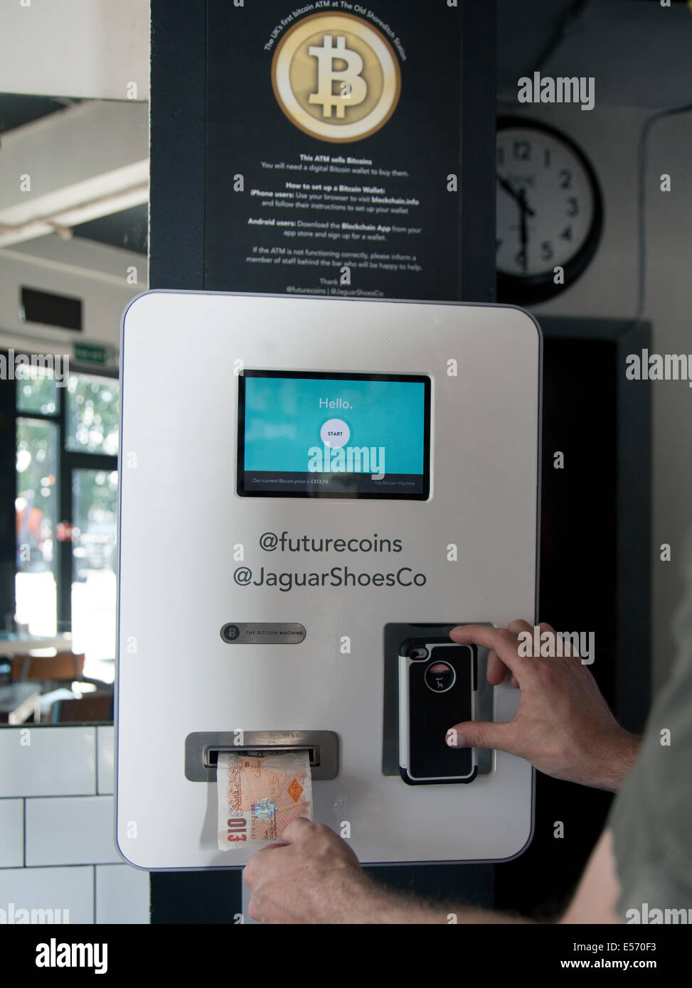 Primo DEL REGNO UNITO, IL Bitcoin ATM nella vecchia stazione di Shoreditch cafe/bar, Londra Foto Stock