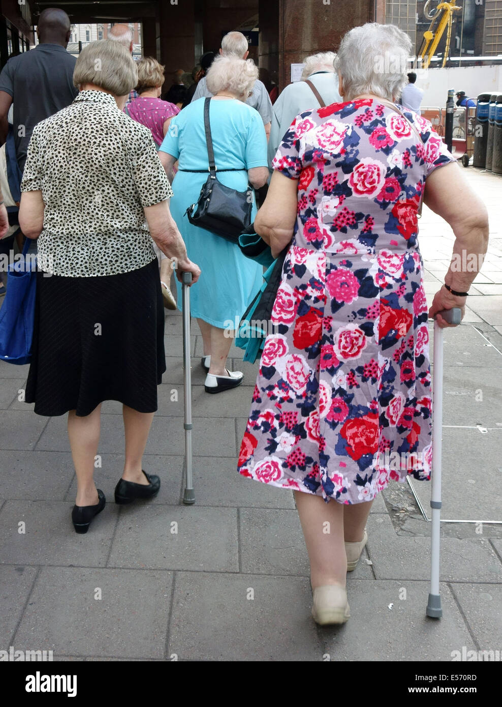 Le donne anziane con bastoni da passeggio in centro a Londra Foto Stock