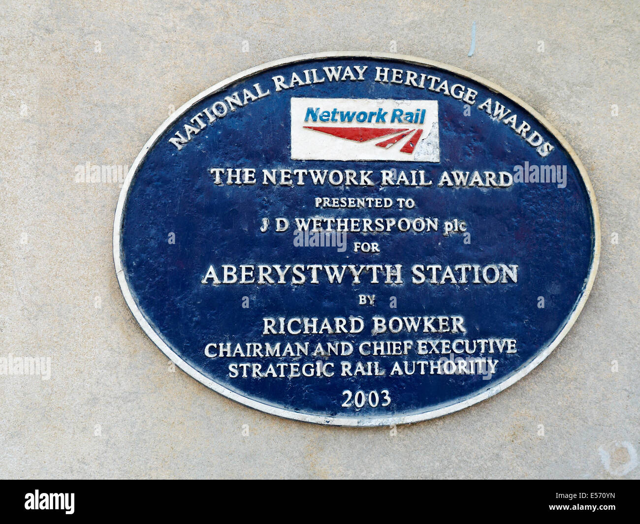 National Railway Heritage Awards placca alla stazione ferroviaria in Aberythwyth presentato al J D WETHERSPOON Wales UK Foto Stock