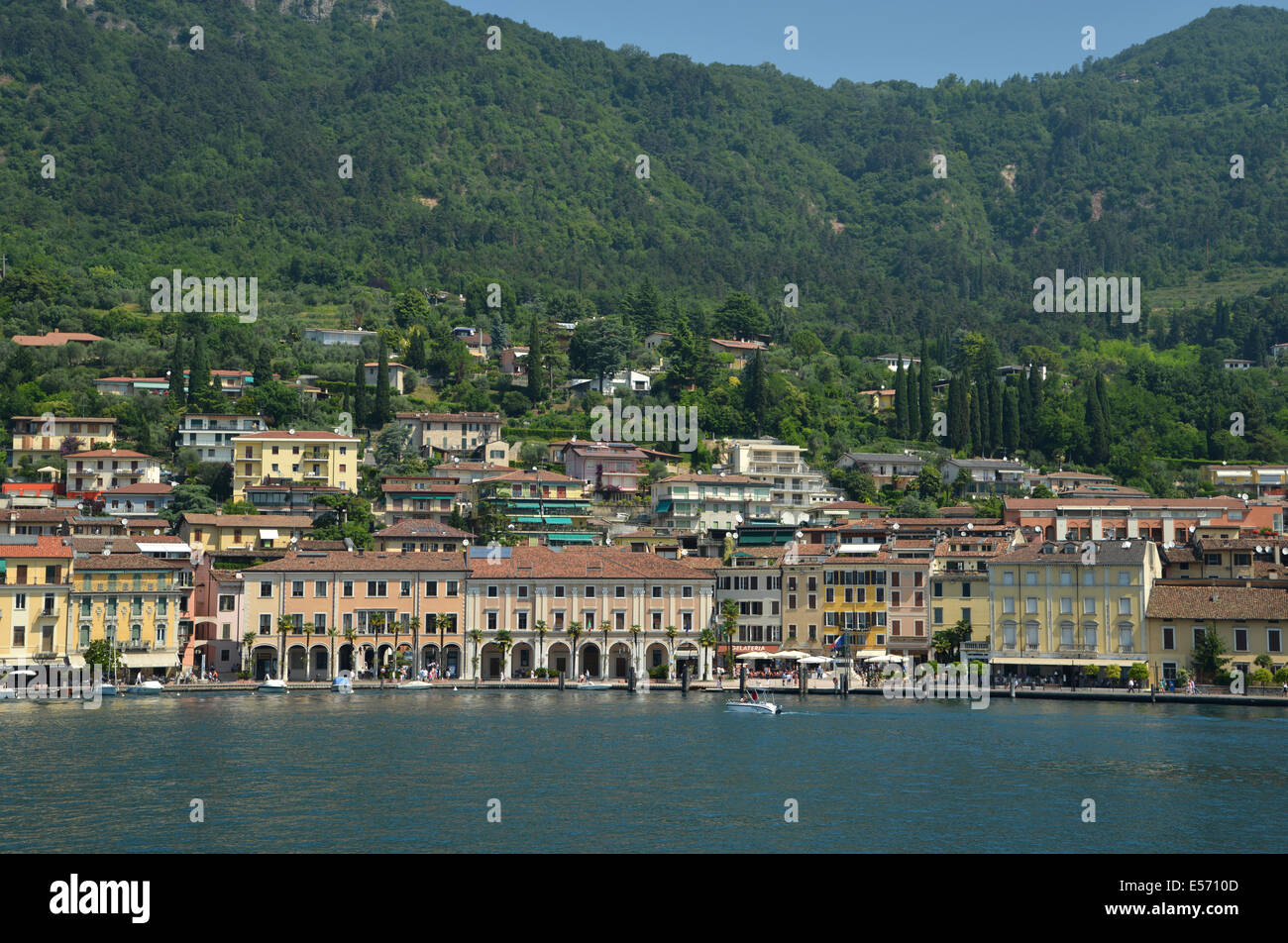 Tradizionale giallo, bianco e ocra resi immobili sulla riva del lago di Garda, Italia Foto Stock