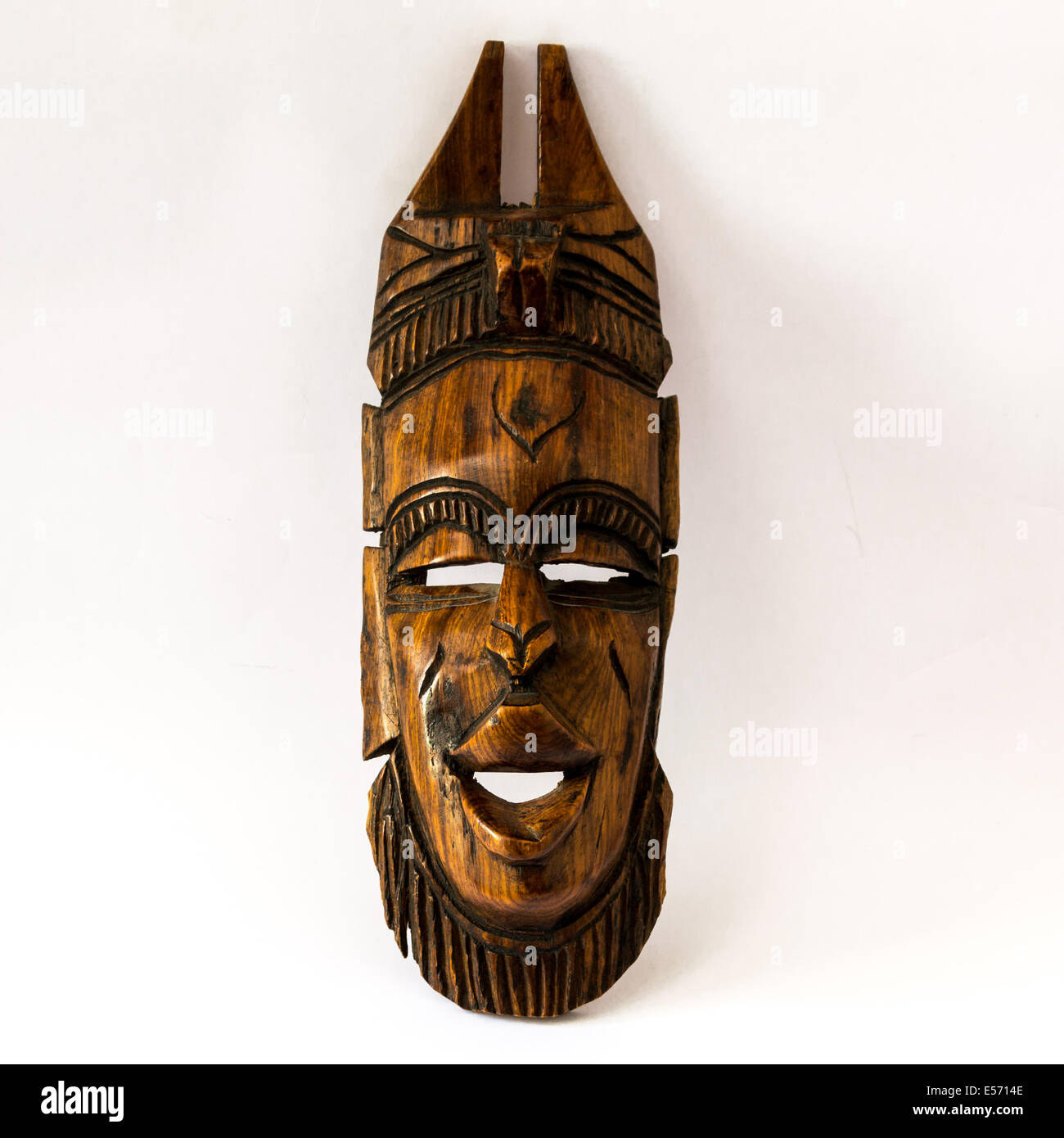 In legno maschera africana su un foglio di carta bianca Foto Stock