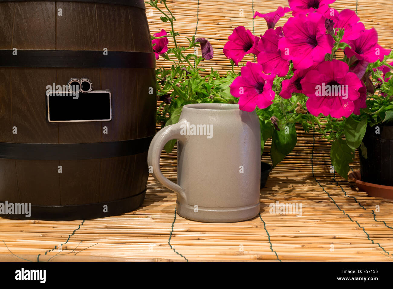 Ancora la vita di un piccolo barile di birra con alcuni fiori Foto Stock