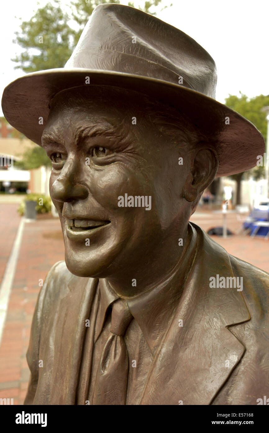 Statua di bronzo di Oscar paroliere Johnny Mercer in Ellis Square nella sua città natale di Savannah, GA, Stati Uniti d'America Foto Stock