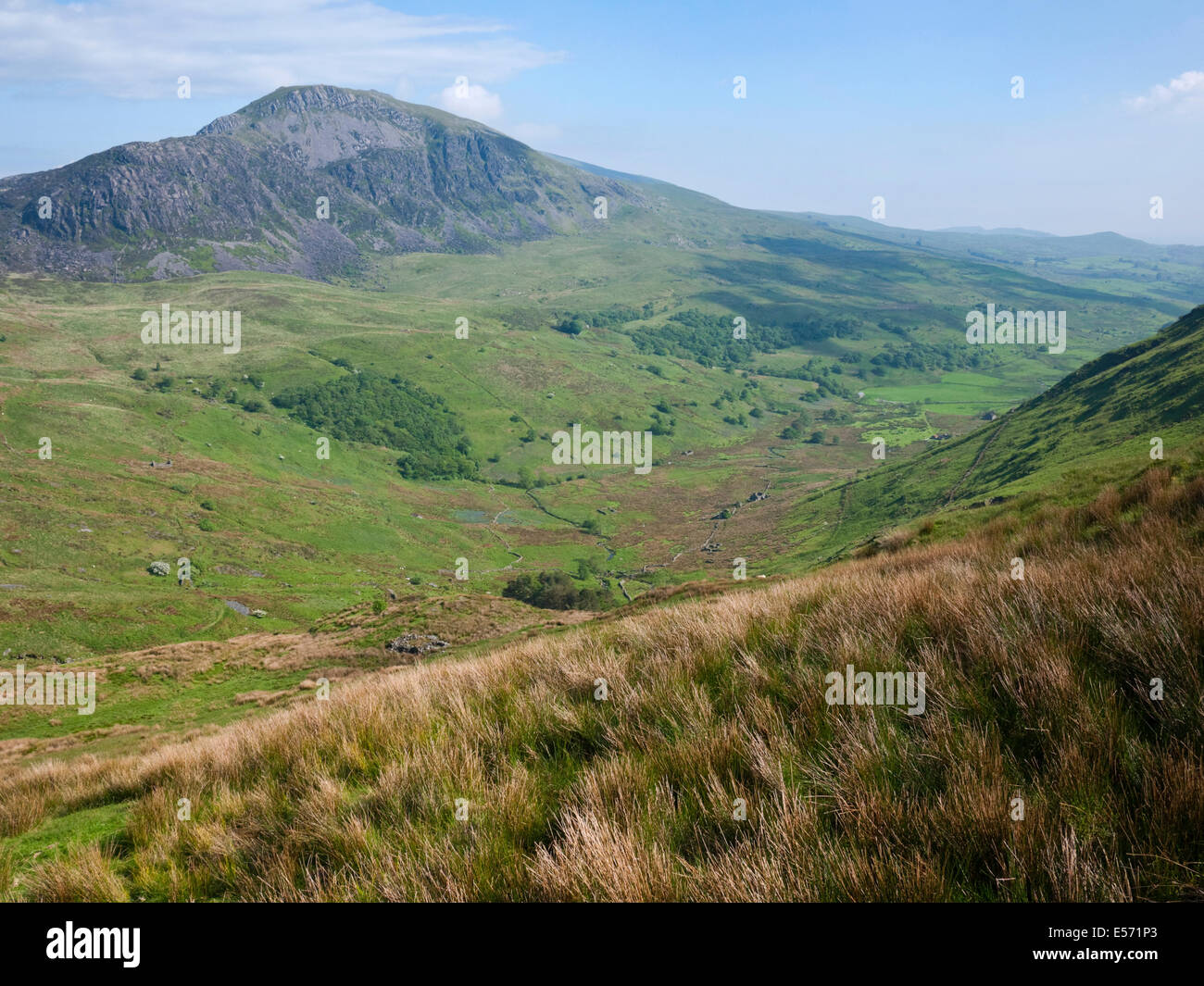 Moel Lefn visto attraverso la testa di Cwm Pennant dal Nantlle Ridge, Eifionydd, Snowdonia National Park, il Galles Foto Stock