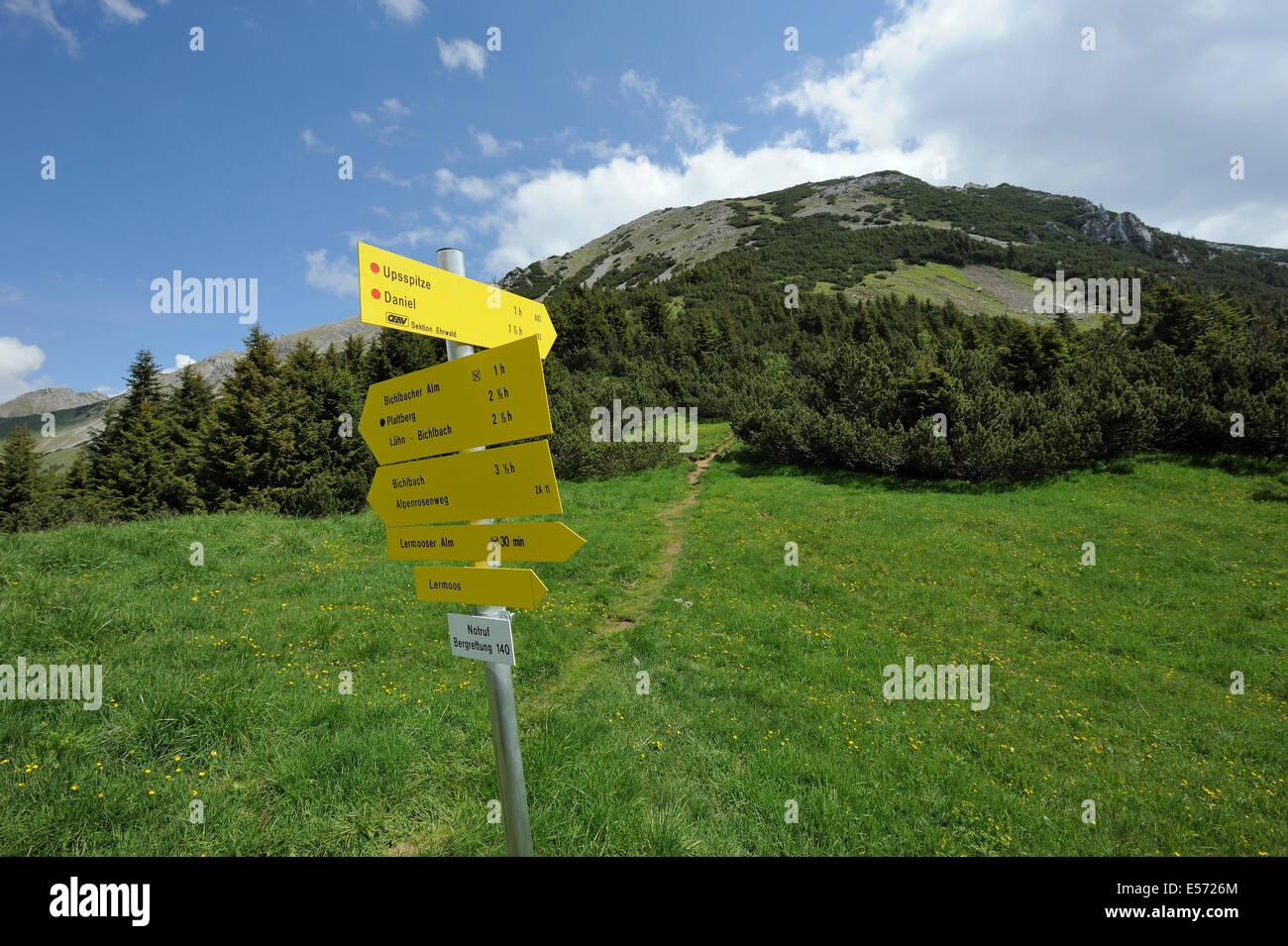 Sentiero escursionistico segnaletica per mountain Upsspitze e Daniel, Lermoos, Austria Foto Stock