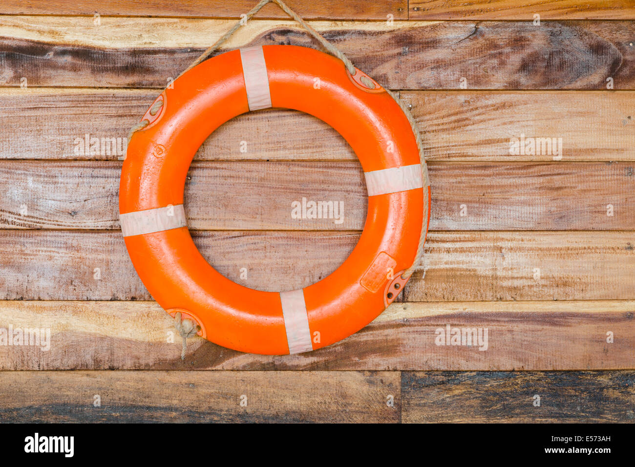 Orange salvagente, su legno Foto Stock