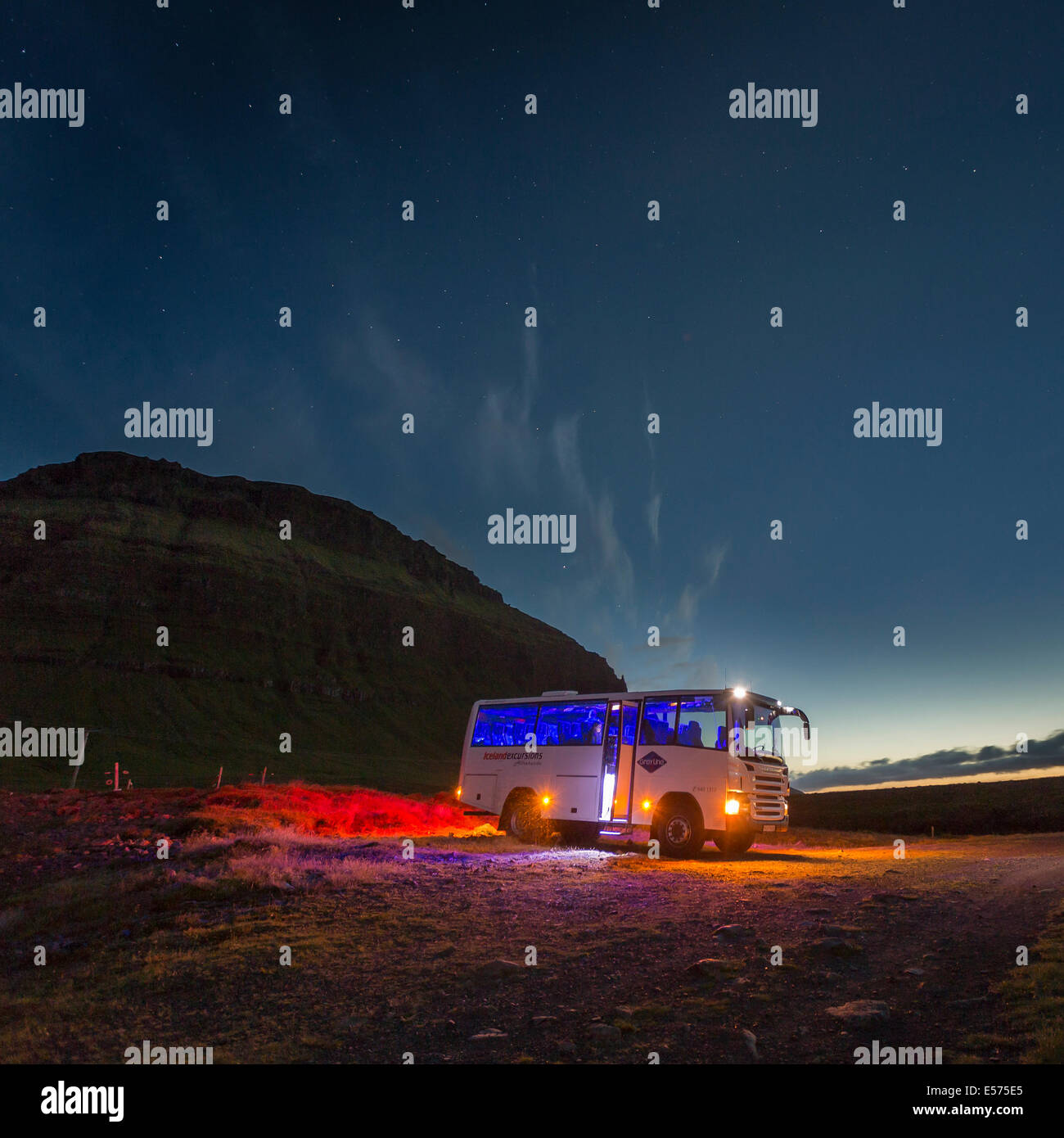 Tour bus di notte, snaefellsnes peninsula, Islanda tourist in attesa per le luci del nord. Foto Stock