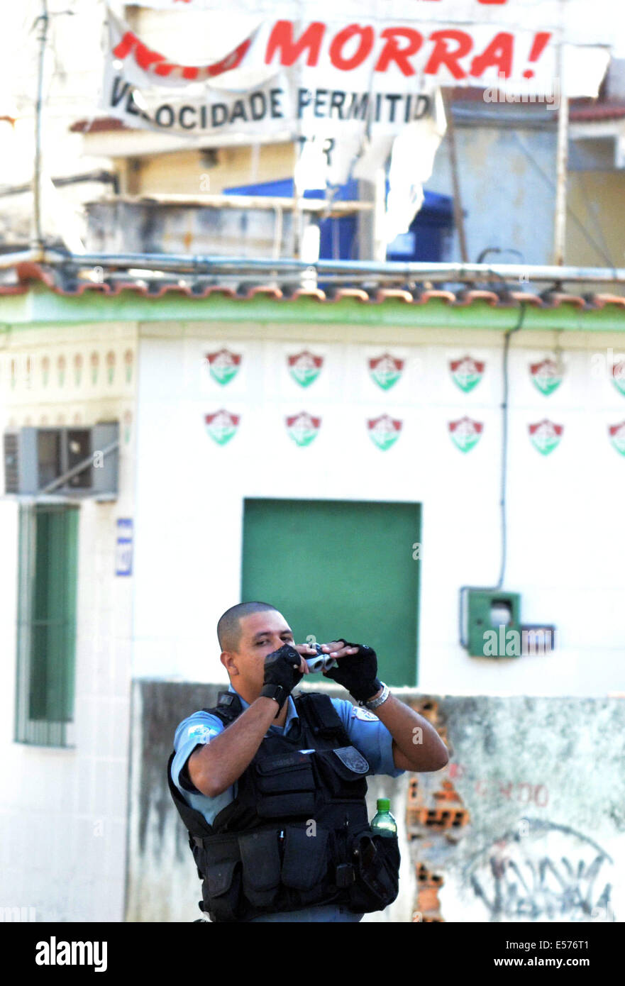 Poliziotti di conduzione di checkpoint. Secondo l'UPP, policing rimane migliorata nella regione. Il clima è molto tesa nella regione sin dall'inizio del giorno dopo la pistola lotta con il trafficante di droghe Diogo Wellington Costas, la grande "Baby", 28 che è stato girato e più tardi morì a Salgado Filho ospedale, in Meier. © Fabio Teixeira/Pacific Press/Alamy Live News Foto Stock