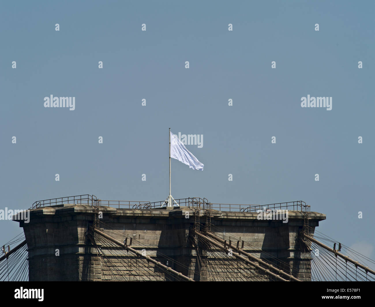 New York, Stati Uniti d'America. 22 Luglio, 2014. Una bandiera bianca vola in cima alla torre di Manhattan del Ponte di Brooklyn. Credito: Joseph Reid/Alamy Live News Foto Stock