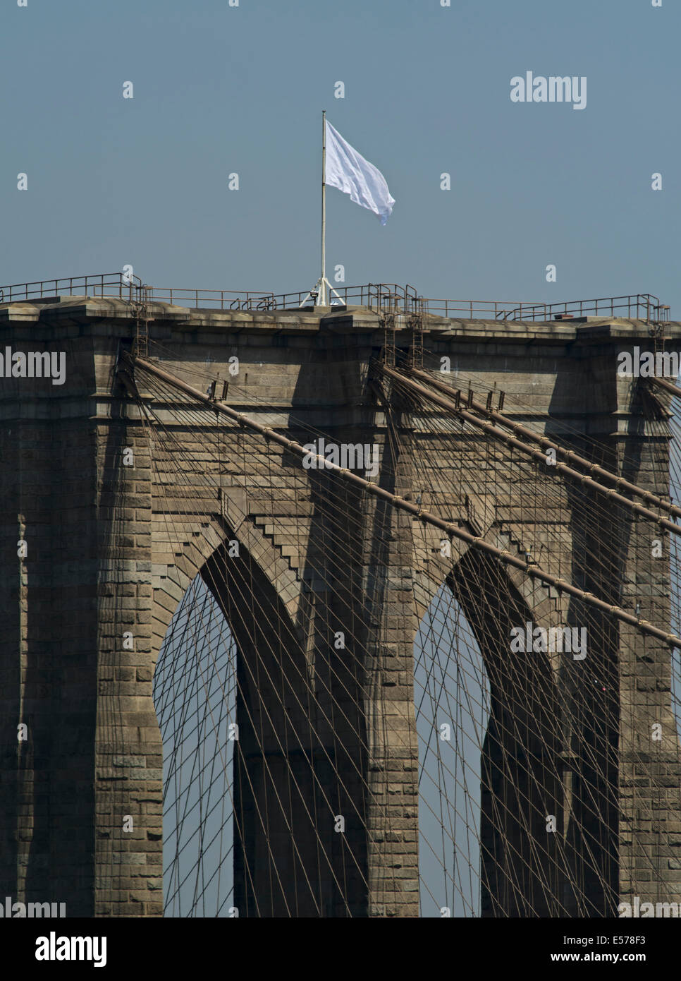 New York, Stati Uniti d'America. 22 Luglio, 2014. Una bandiera bianca vola in cima alla torre di Manhattan del Ponte di Brooklyn. Credito: Joseph Reid/Alamy Live News Foto Stock