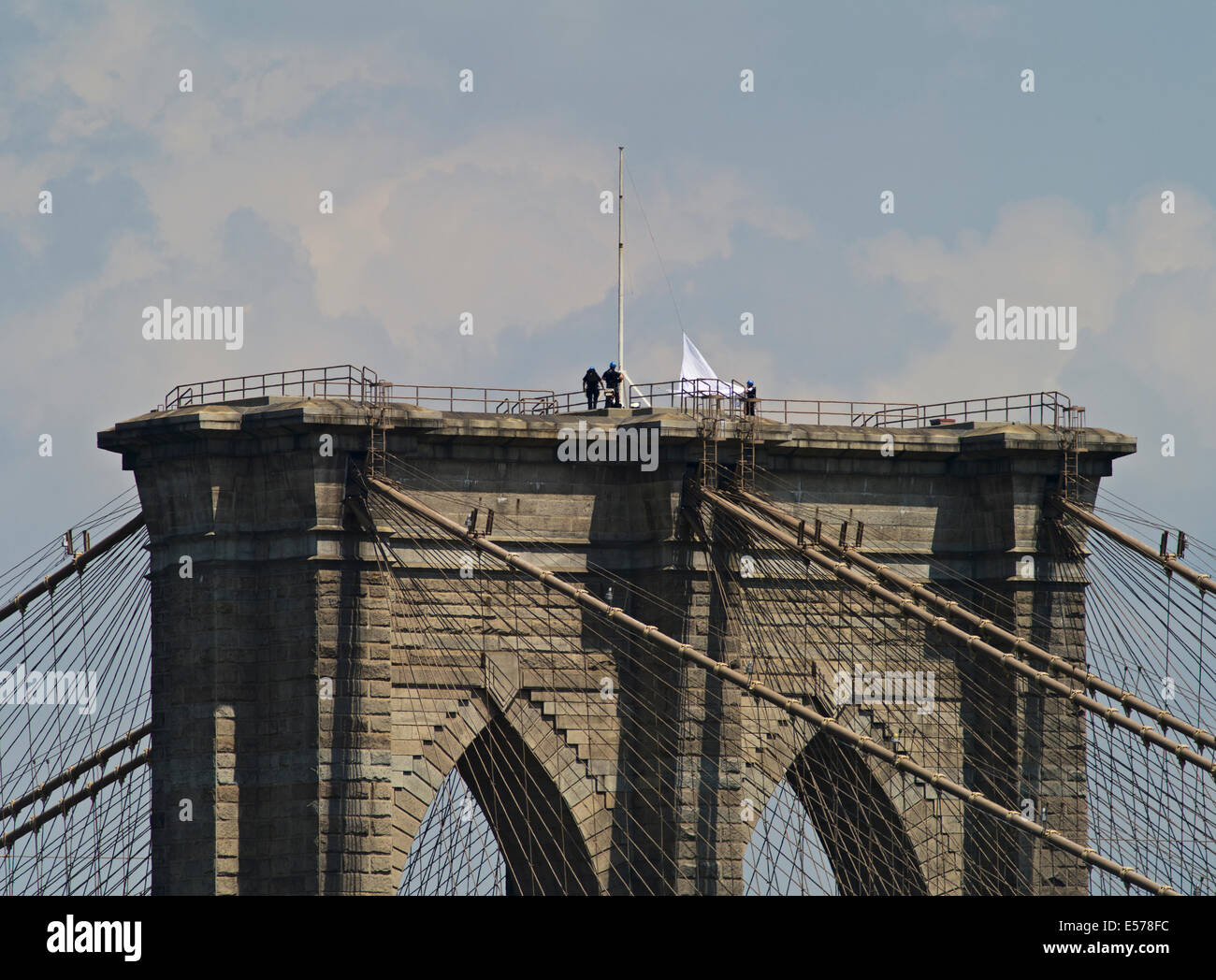 New York, Stati Uniti d'America. 22 Luglio, 2014. La polizia abbassare una bandiera bianca che stava volando dalla parte superiore del ponte di Brooklyn Bridge della torre di Manhattan. Credito: Joseph Reid/Alamy Live News Foto Stock