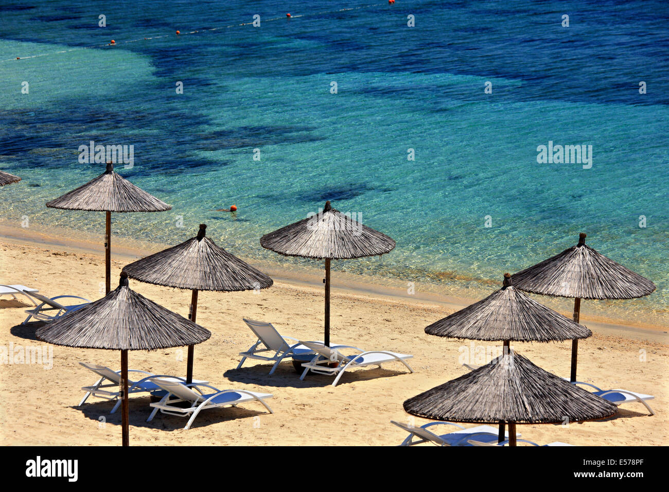 Spiaggia organizzata, tra Ouranoupolis & Tripiti, Halkidiki ("Calcidica'), Macedonia, Grecia. Foto Stock