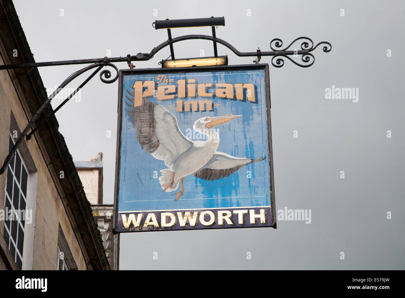 Segno di pub per birra Wadworth al Pelican Inn, Devizes, Wiltshire, Inghilterra Foto Stock
