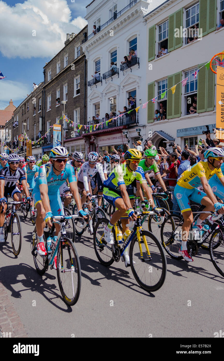 Il Tour de France peloton proviene attraverso Cambridge Foto Stock