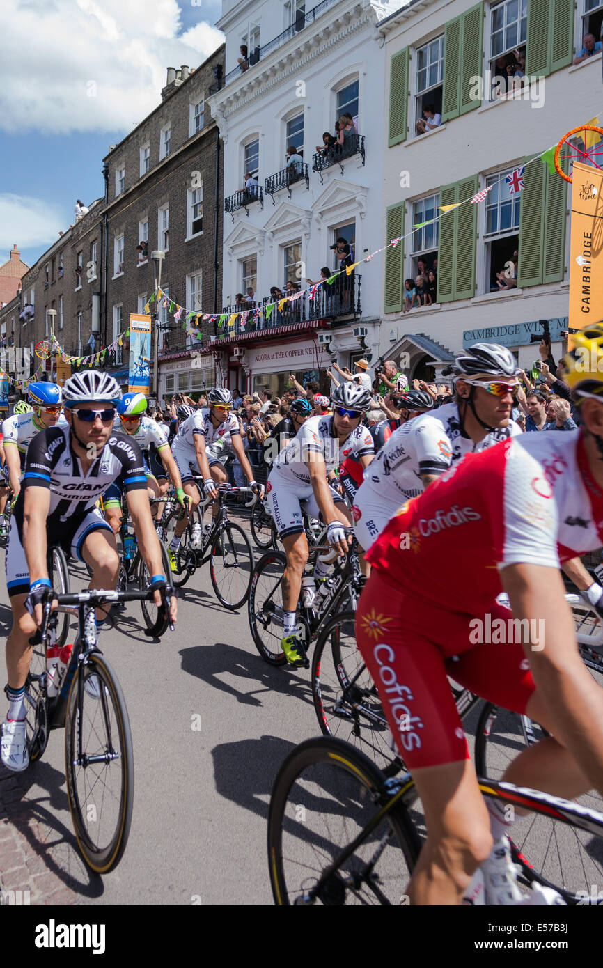 Il Tour de France peloton proviene attraverso Cambridge Foto Stock