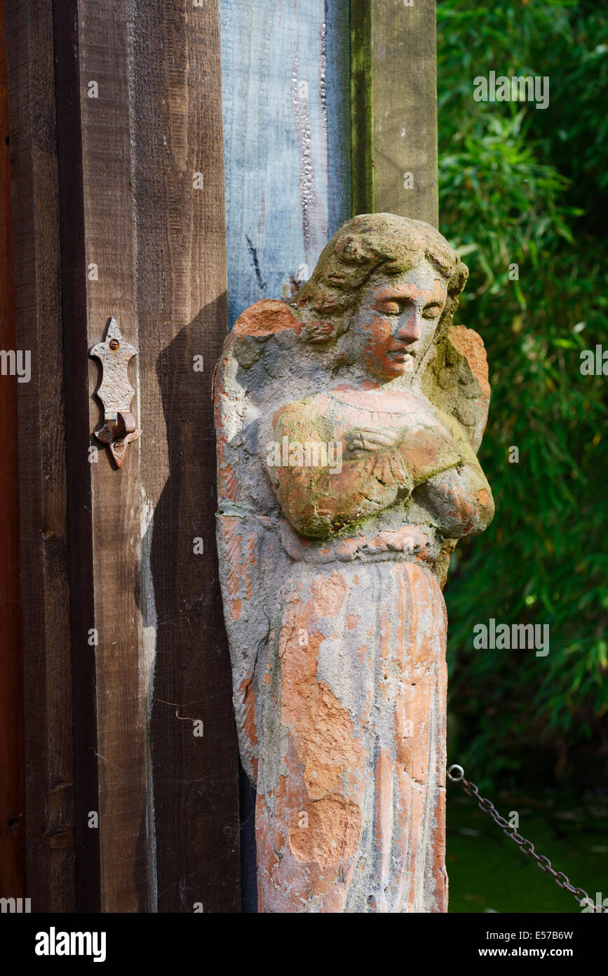 La scultura dettaglio intorno all'entrata dell'ANGELO Casa follia da Terry il baratto a Sculptureheaven Sculpture Garden, Rhydlewis. Foto Stock
