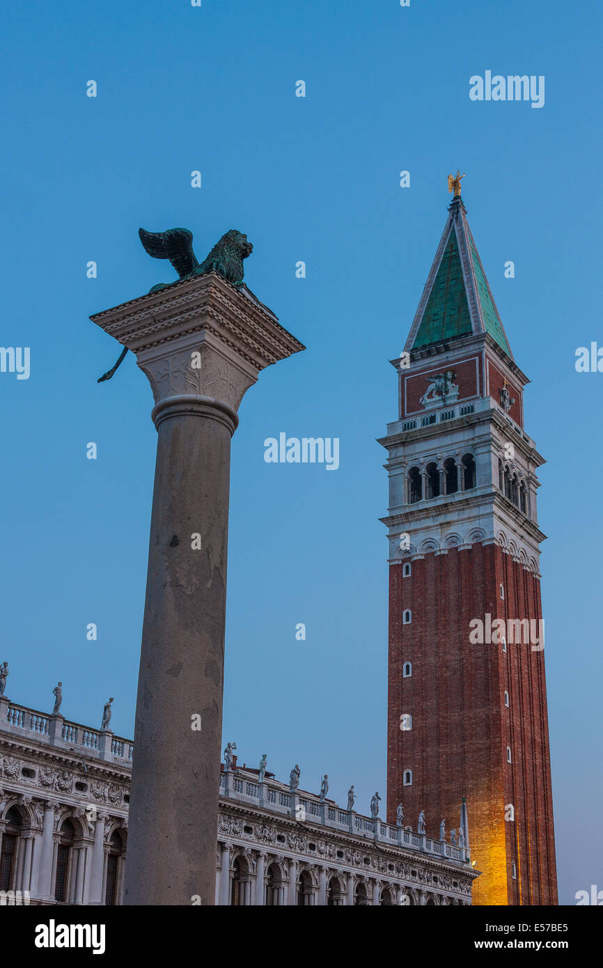 Venezia. Il Leone e il Campanile di Piazza San Marco Foto Stock